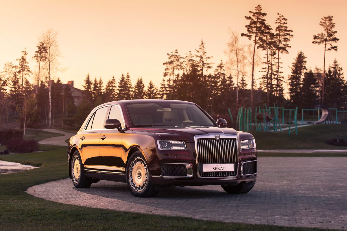 AURUS Limousine vor dem Agalarov Estate im Abendlicht