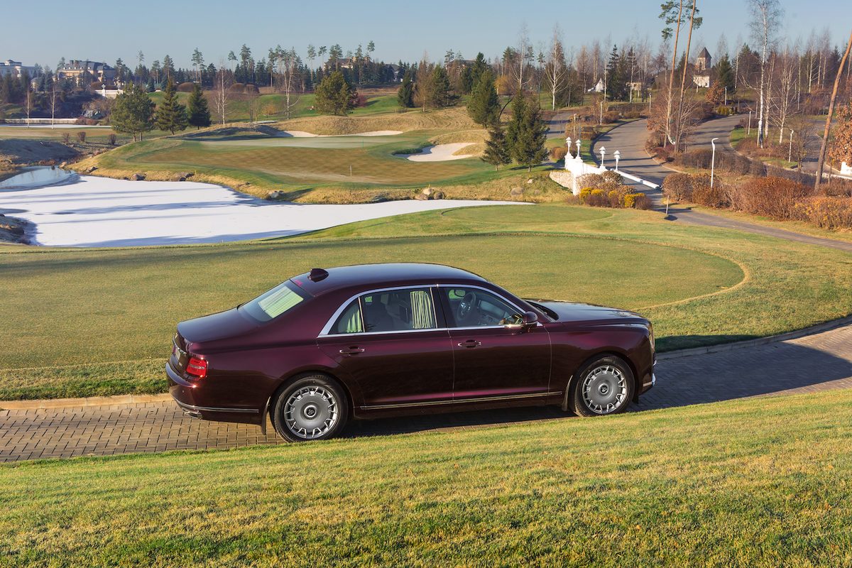 AURUS Limousine in der Landschaft des Agalarov Estate