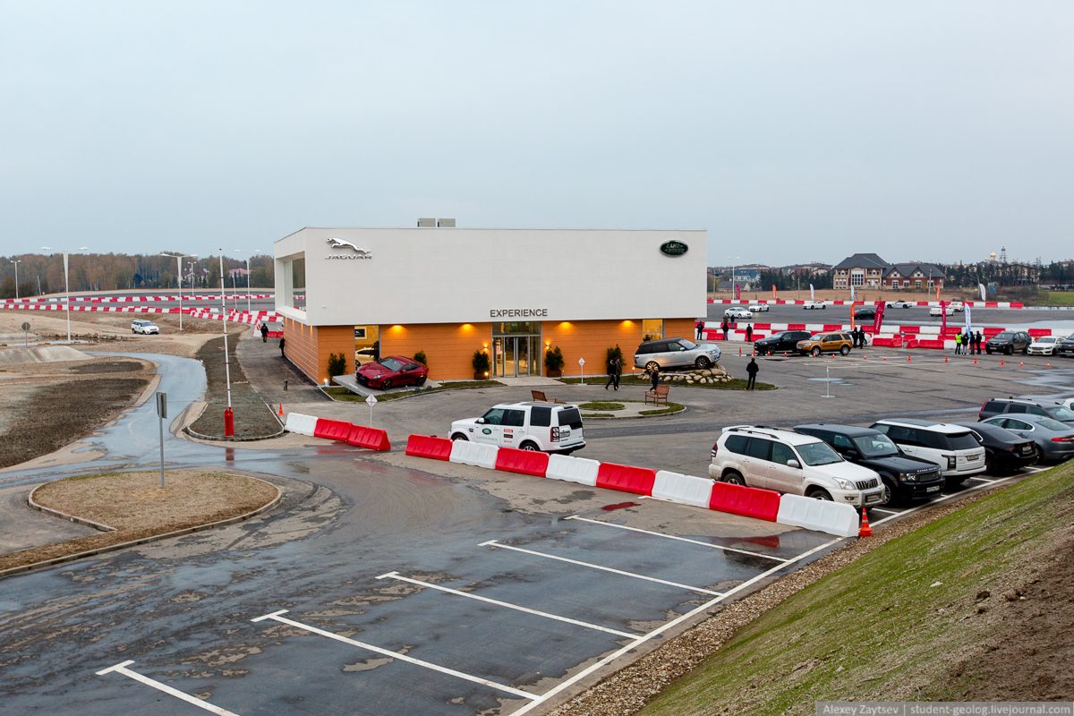 Jaguar Land Rover Brand Experience Center in Moskau